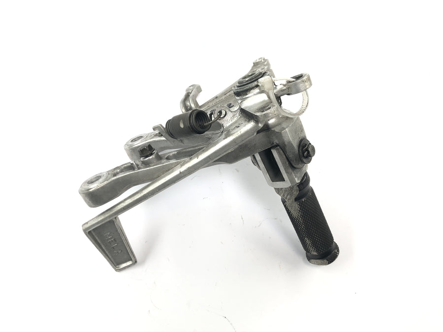 Honda CBR 1000 RR SC57 [2006] - Reposapiés del conductor derecho con sistema de reposapiés con pedal de freno