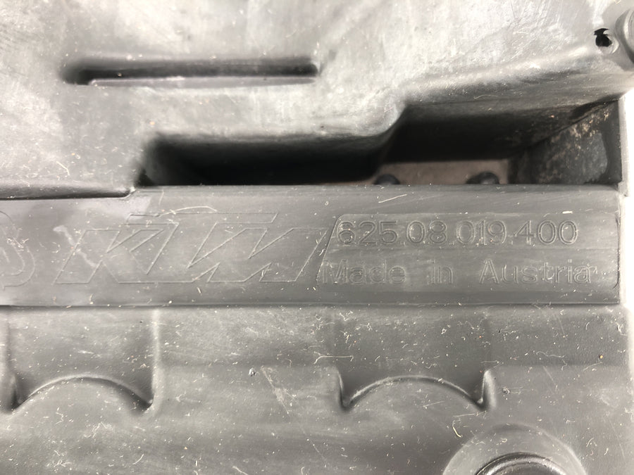 KTM 950 SM LC8 [2008] - Trasero debajo de la protección de salpicaduras de revestimiento interno