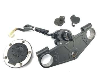 Triumph Daytona 900 T300 [1993] - Bloqueo con puente de horquilla en la cerradura de la cerradura del tanque superior