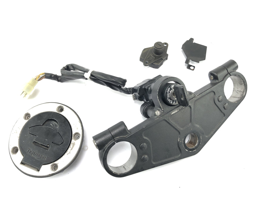 Triumph Daytona 900 T300 [1993] - Bloqueo con puente de horquilla en la cerradura de la cerradura del tanque superior