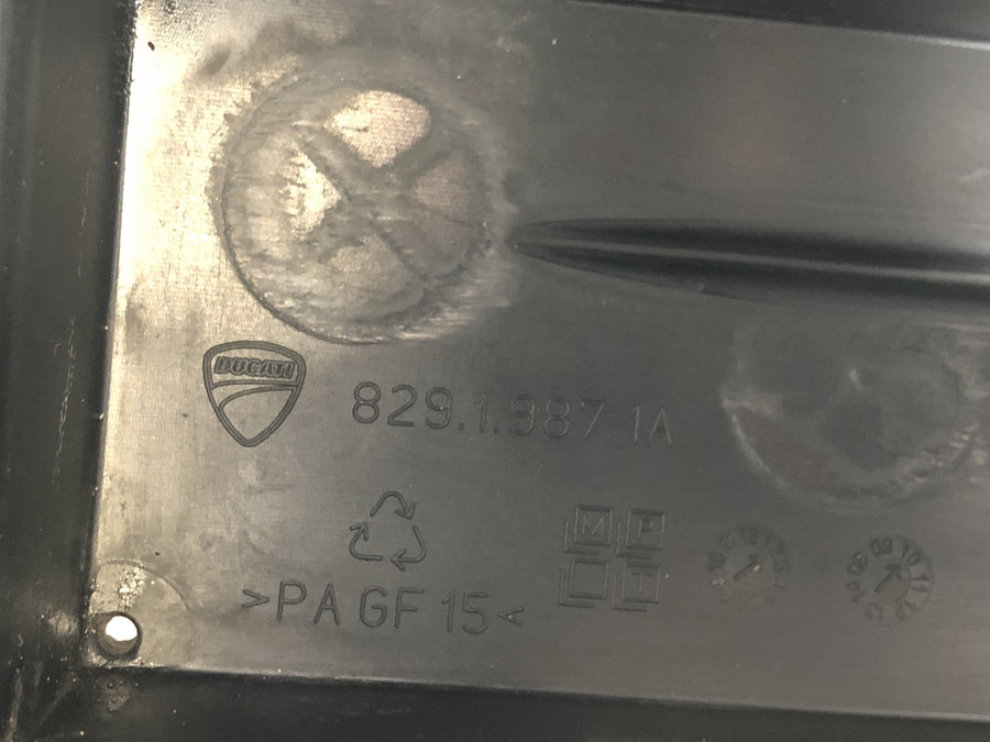 Ducati Multistrada 1200 S Touring [2009] - Panel interior del compartimento de la batería de la caja de la batería