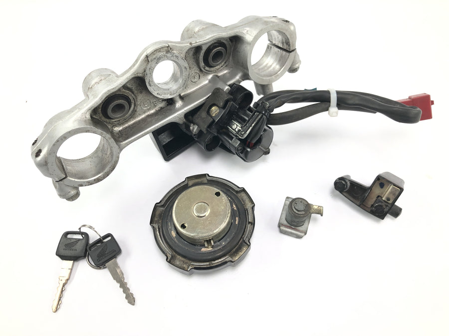 Honda XRV 750 Africa Twin RD04 [1990] - abrazadera triple superior con tapa del tanque de bloqueo de encendido