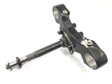 Suzuki VZ 1500 WVCU [2011] - Puente de horquilla inferior del cabezal de control del puente de horquilla