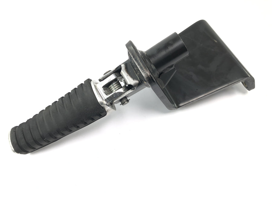 Suzuki VZ 1500 WVCU [2011] - Reposapiés conductor izquierdo Reposapiés conductor con soporte