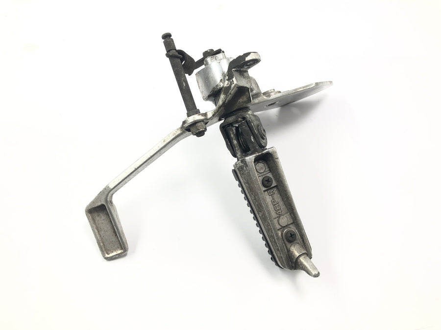 Yamaha XJR 1300 RP02 [1999] - Sistema de reposapiés, reposapiés del conductor derecho con pedal de freno