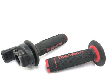 Husqvarna SM 630 A4 [2010] - Accesorios de manillar en el acelerador derecho con goma de agarre