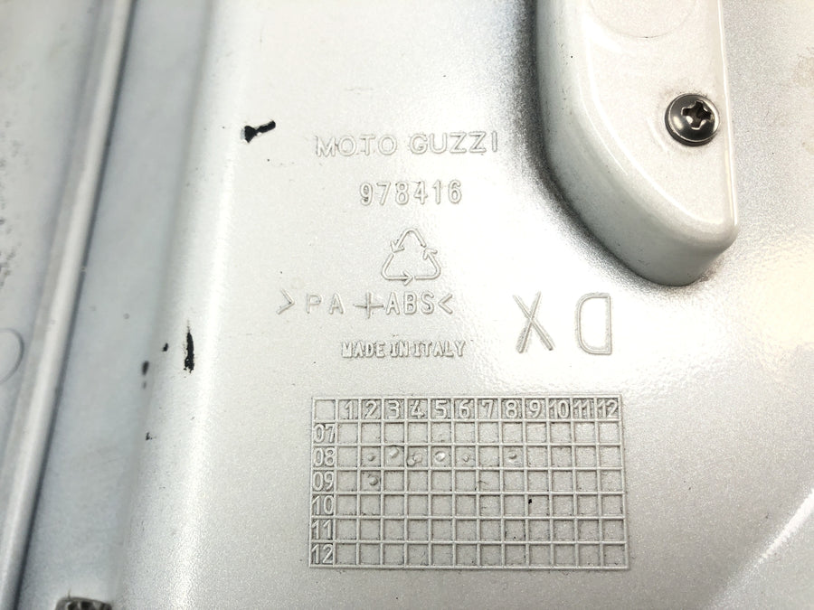 Moto Guzzi Stelvio 1200 4V [2009] - parte del lado cubierto en la parte de desplazamiento derecho