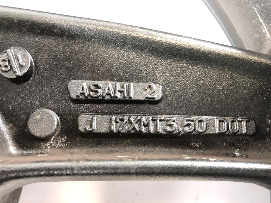 Kawasaki GPZ 1100 ZXT10E [1997] - Rimbre de la rueda delantera frente al borde de la rueda delantera