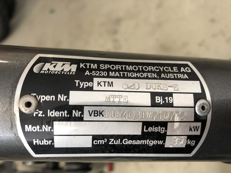 KTM LC4 Duke 620 E [1996] - Marco con documentos