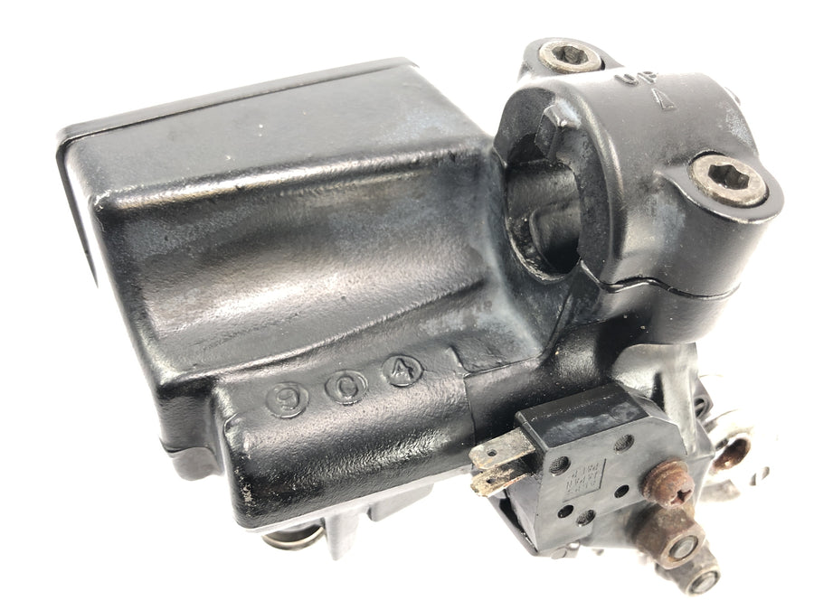 Kawasaki ZR7 ZR750F [1999] - Bomba manual del cilindro de freno en la bomba de freno de la palanca delantera