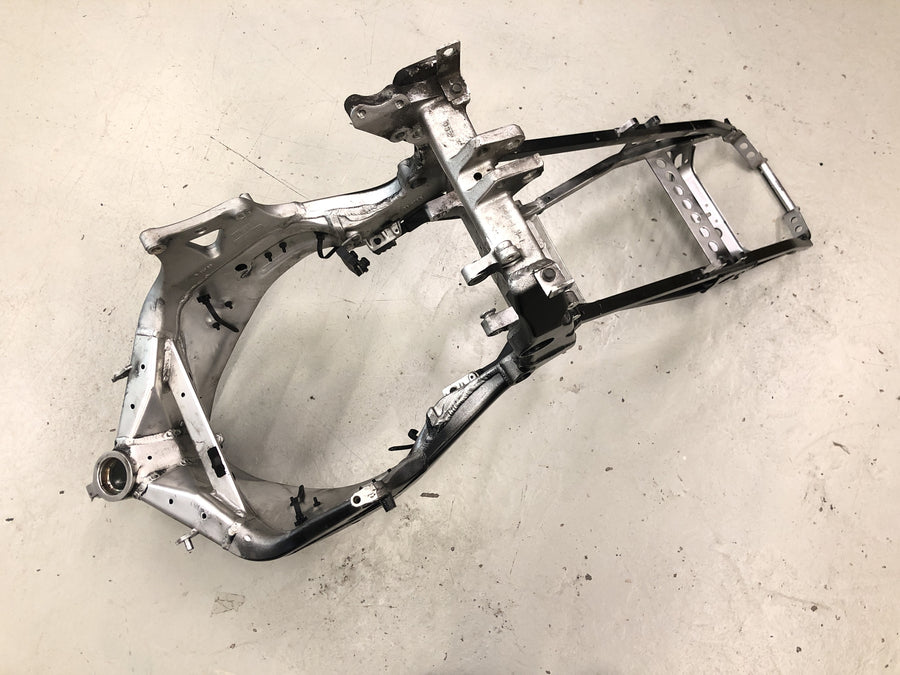 Yamaha YZF R1 RN04 [2001] - Chasis bastidor principal con papeles