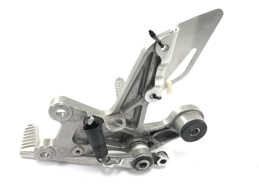 Honda CBR 1000 RR SC59 [2008] - Sistema de reposapiés derecho con pedal de freno, reposapiés del conductor, reposapiés