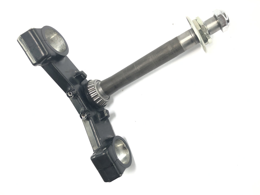 Triumph Daytona 900 T300D [1996] - puente inferior de la horquilla, abrazadera del cabezal de control