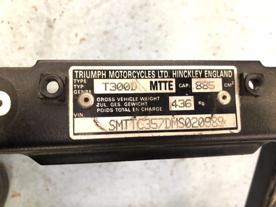 Triumph Daytona 900 T300D [1996] - Bastidor principal con documento de matriculación del vehículo