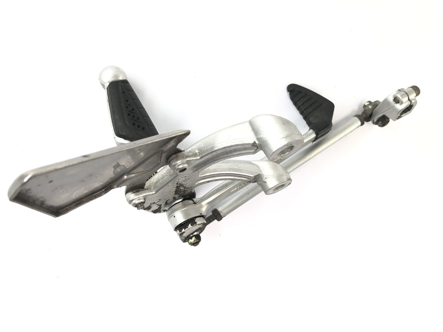 Benelli TNT 1130 [2009] - Sistema de reposapiés izquierdo del conductor con varillaje de cambio.