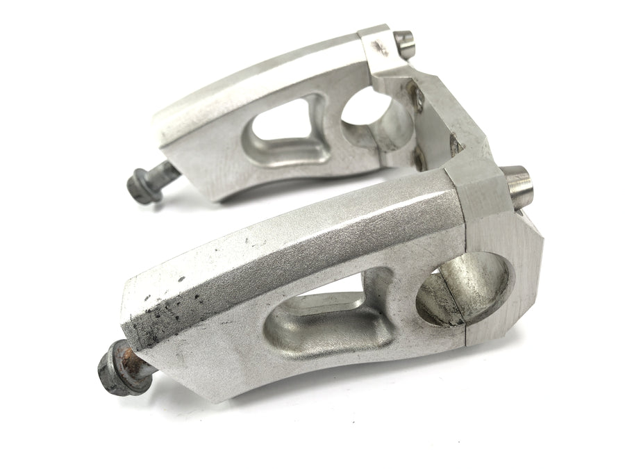 Moto Guzzi Stelvio 1200 4V [2009] - Aluminio para enfriar el manillar del soporte en el manillar en la parte delantera