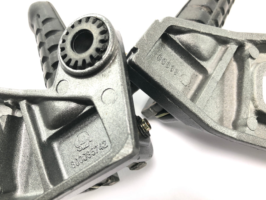 Cagiva Planet 125 [1998] - Reposapiés de pasajero con soporte para par de soportes de reposapiés del pasajero trasero
