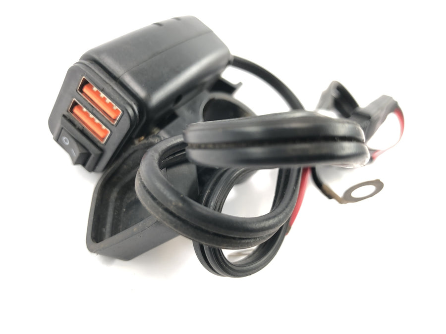 Yamaha XV 1600 Wild Star VP08 [2002] - Toma de carga USB doble toma USB