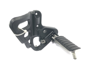 Triumph Tiger 955i 709EN [2003] - Reposapiés del conductor derecho con soporte para el sistema de reposapiés