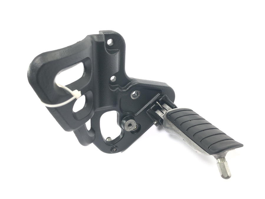 Triumph Tiger 955i 709EN [2003] - Reposapiés del conductor derecho con soporte para el sistema de reposapiés