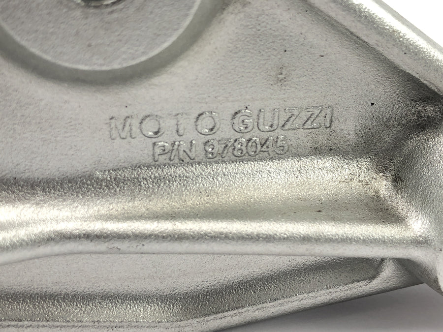 Moto Guzzi Stelvio 1200 8V [2016] - sistema de reposapiés izquierdo, reposapiés del conductor y reposapiés del acompañante con soporte