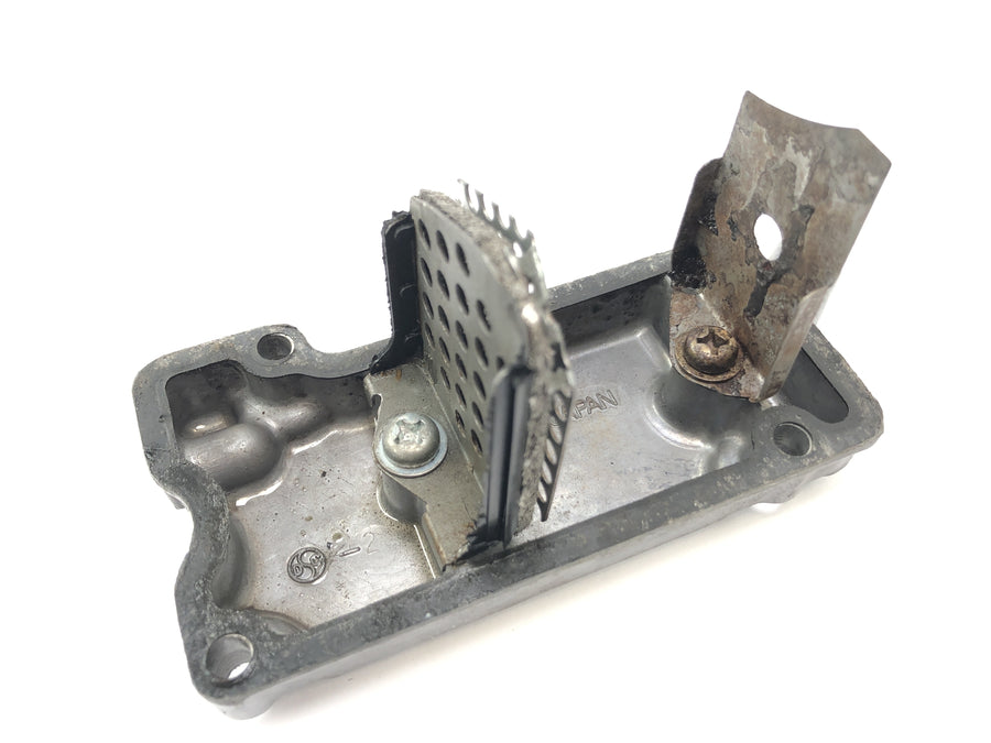 Kawasaki ZX -10 ZXT00B [1990] - Tapa del motor del sistema de aire secundario Tapa del motor