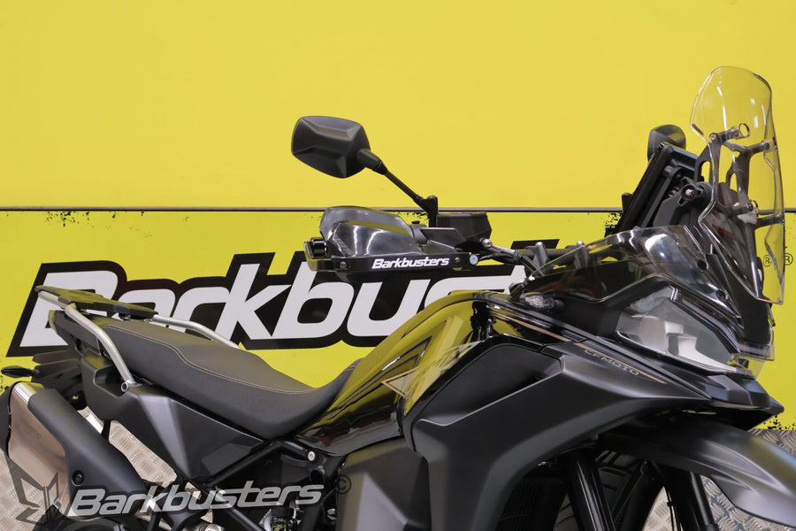 Ducati Multistrada V4 [BARKBUSTERS] – Kit de hardware - Primer plano de montaje de dos puntos