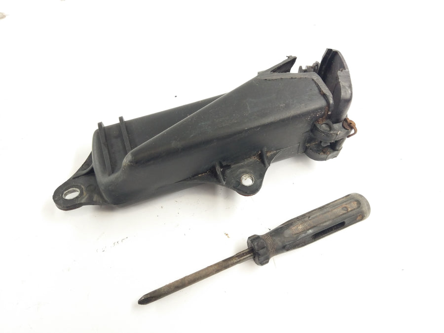 Honda XR 125 L JD19 [2005] - Caja de herramientas con destornillador