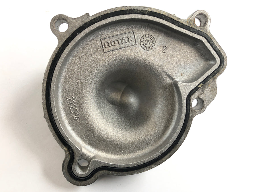 Can en el Spyder SM5 [2009] - Cubierta de la bomba de agua de la tapa del motor