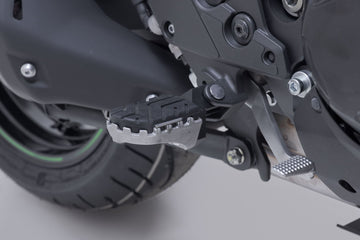 Kawasaki Versys 1100 [2025-2026] - Kit de reposapiés ION plateado – imagen 2