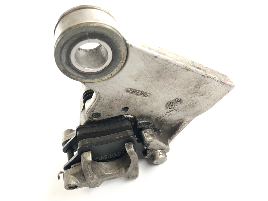 Yamaha TT 600 R DJ01 [2000] - pinza de freno en la parte posterior con placa de anclaje