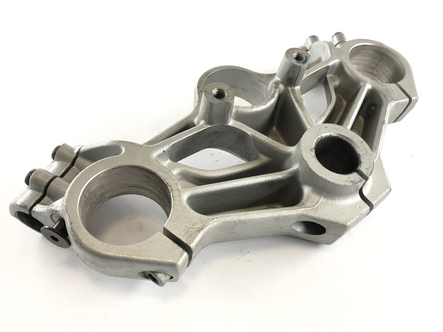 BMW F 800 S [2007] - primer plano del puente de la horquilla superior