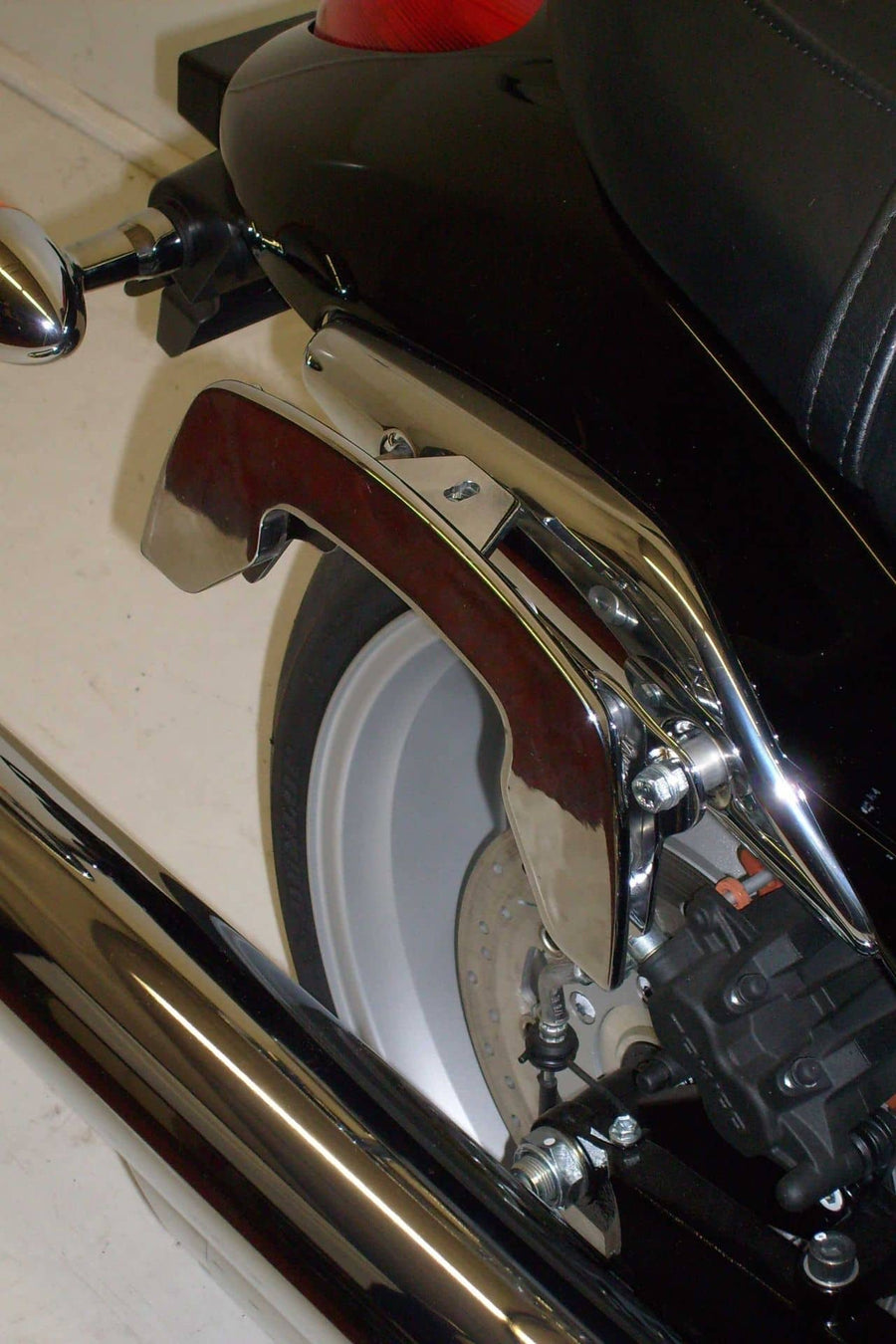 Suzuki M 1800 [2006-2012] - Vista detallada del soporte lateral C-Bow