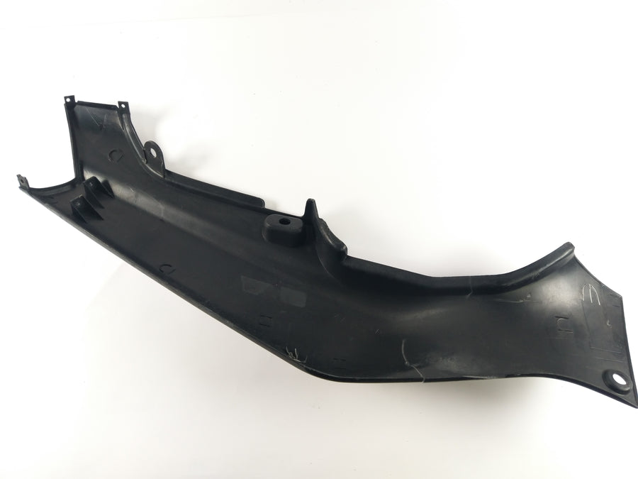 Suzuki GSX -R 750W GR7BA - Parte lateral de revestimiento en la parte posterior a la izquierda con crack
