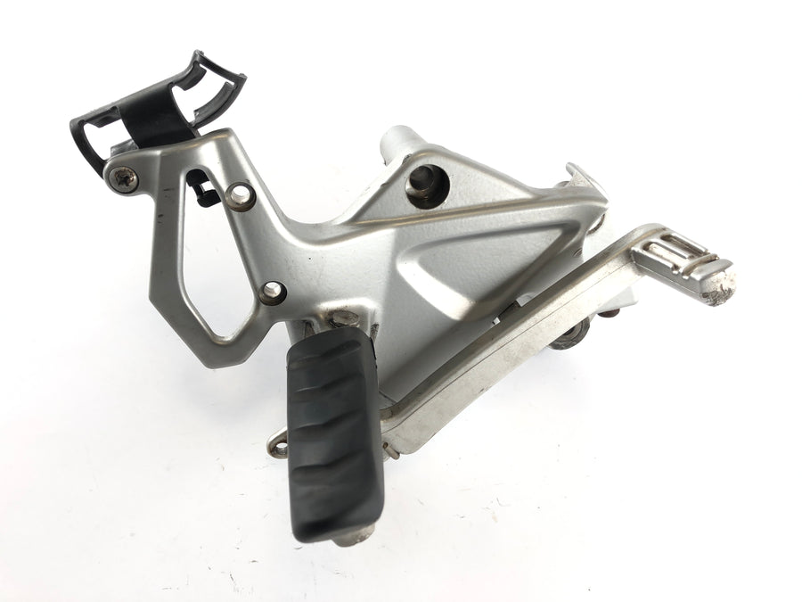 BMW F 800 S [2007] - reposapiés a la derecha con soporte y pedal de freno
