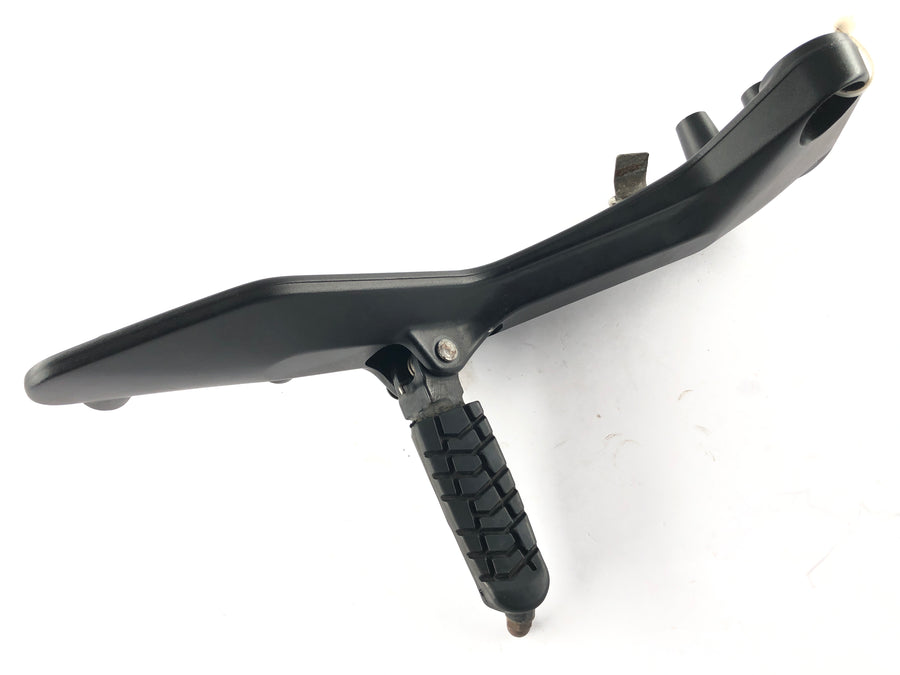 Husqvarna Vitpilen 401 [2021] - Placa de reposapiés a la derecha con el reposapiés del conductor