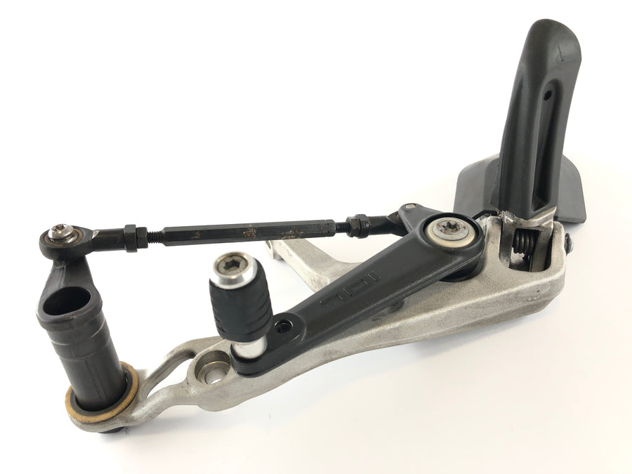Husqvarna 701 Vitpilen [2018] - Puja del conductor a la izquierda con soporte y palanca de engranajes
